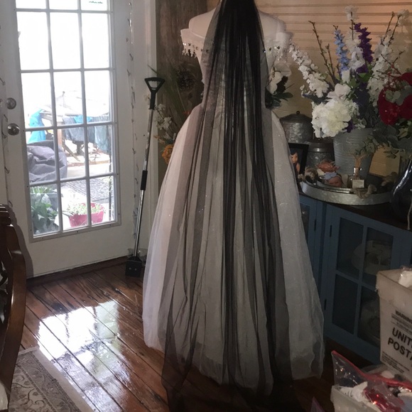 Beautiful black chapel veil with comb - Picture 2 of 5